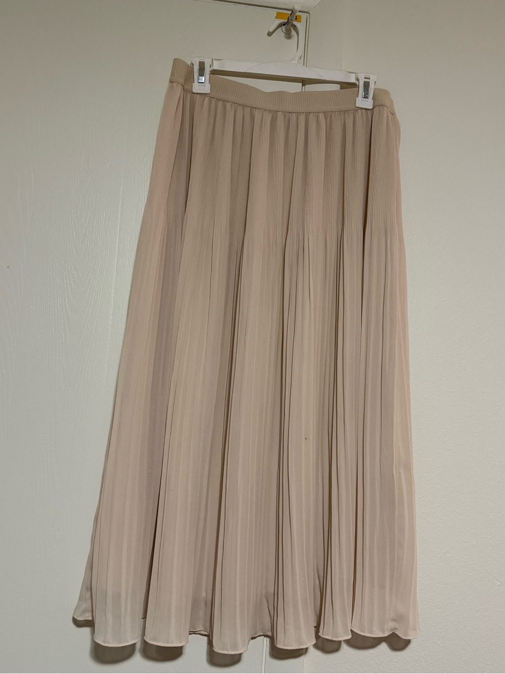 Women’s H&M Beige Pleated Midi Skirt - L